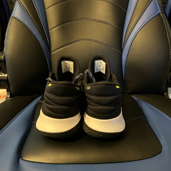 Nike Kyrie Flytrap V5 Basketball Shoes - Picture 4 of 7